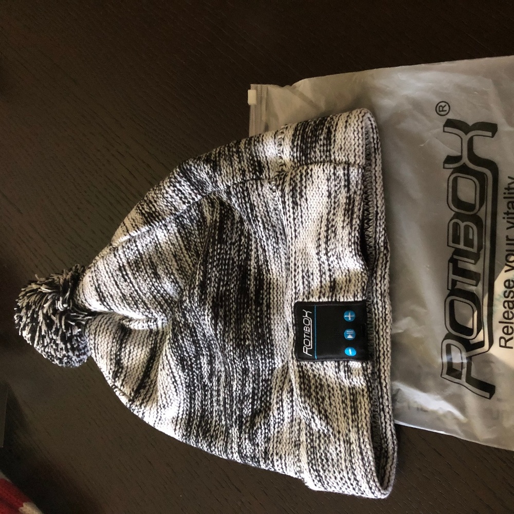 Rotibox Winter Cap with Bluetooth Music Capability